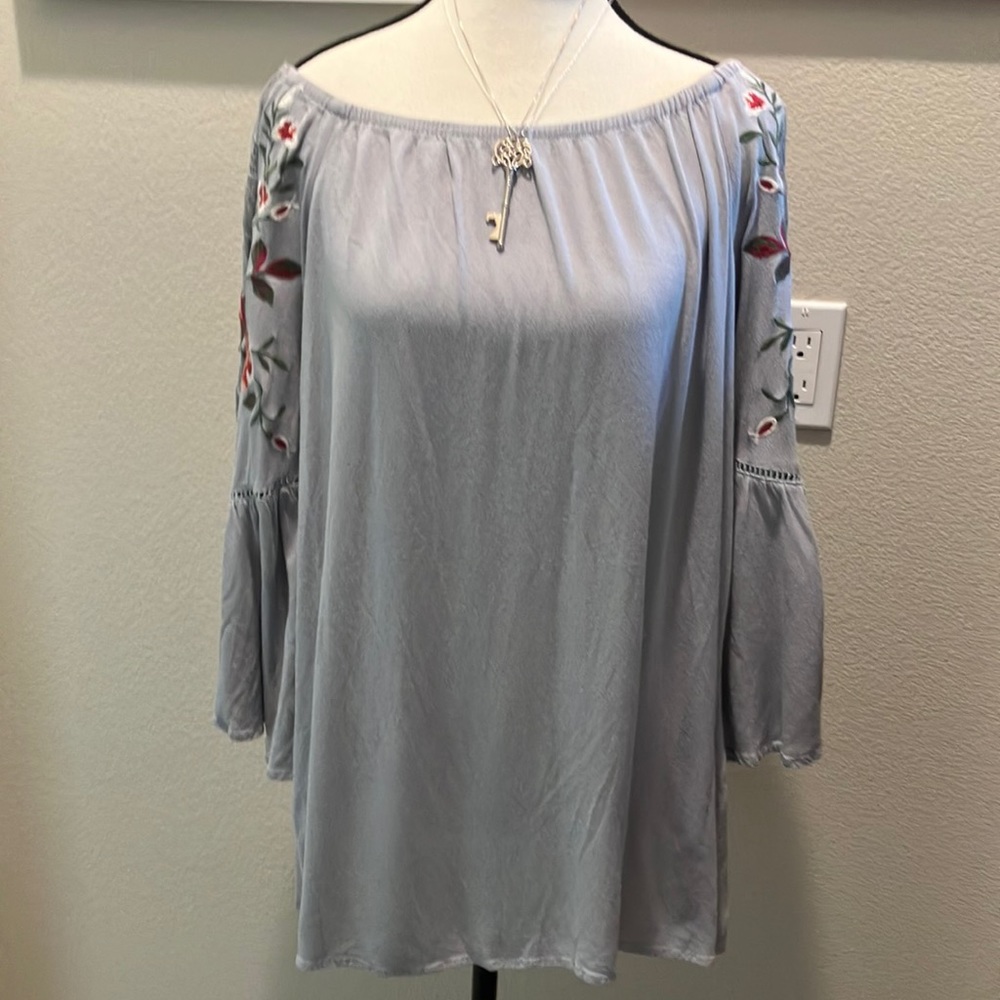 Umgee pale blue Embroidered & Lace Sleeve Top Sz M